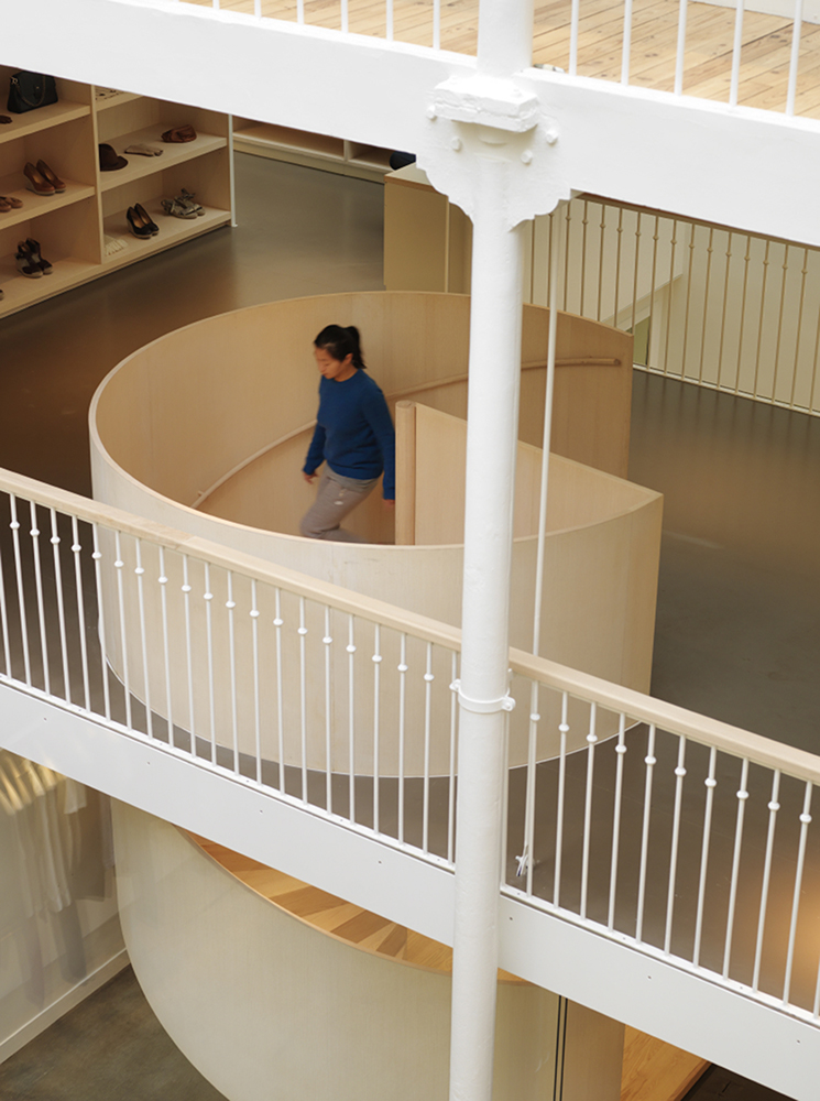 APC-39 MADAME-INSTITUTIONNEL-LAURENT-DEROO-ARCHITECTE-BOIS-ESCALIER-COLIMACON APC-39 MADAME-INSTITUTIONAL-LAURENT-DEROO-ARCHITECTE-WOOD-SPIRAL-STAIRCASE