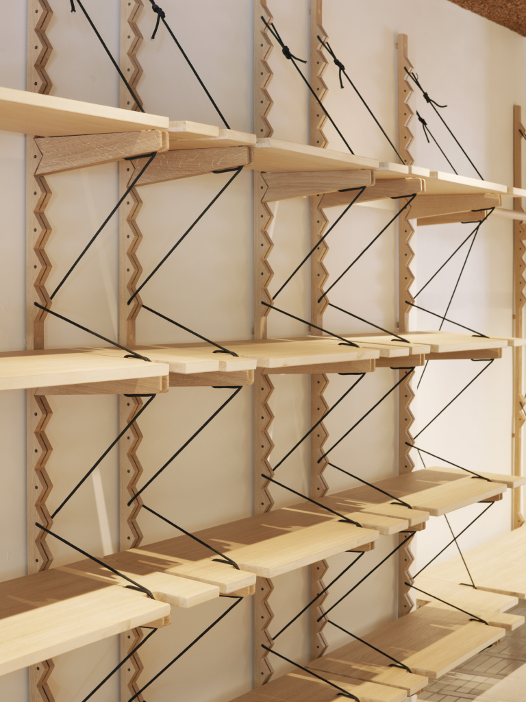 APC-BATIGNOLLES-RETAIL-LAURENT-DEROO-ARCHITECTE-HANGER-WOOD-SHELF-PORTANT-BOIS-ETAGERE